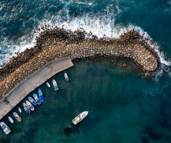 Vue aérienne du port de Port Camargue – Cap Pas Cap Vue aérienne du port de Port Camargue avec jetée rocheuse et bateaux amarrés, lieu de départ des formations Cap Pas Cap