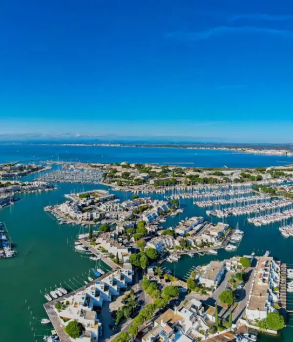 Vue aérienne de Port Camargue – Capitale européenne du nautisme Vue panoramique du port de plaisance de Port Camargue avec ses bateaux, canaux et habitations bord de mer.